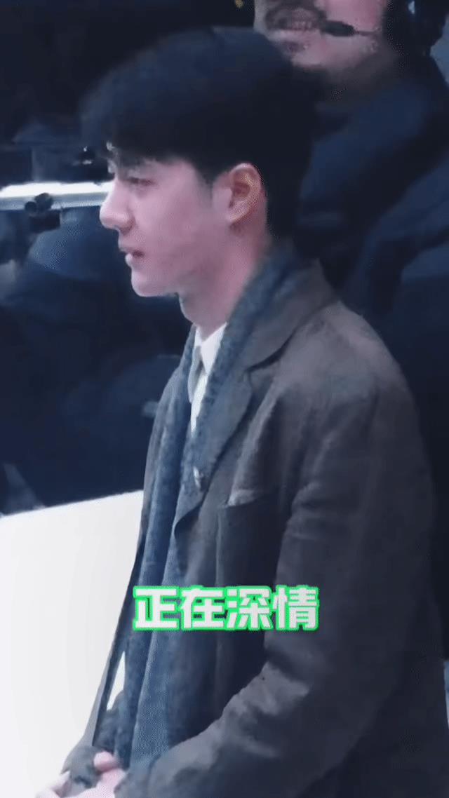 被王一博突然一个眨眼萌晕了，原来是帅哥眼睛进东西了。
又是我们没见过的花絮。
萌