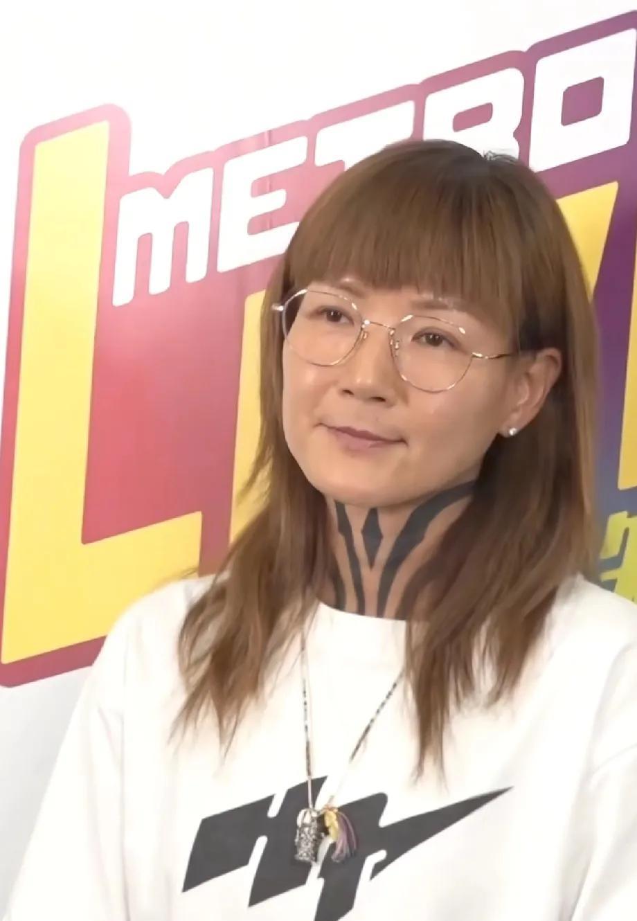  卢巧音都老了，但她的内核一定很强大，看他的眼神很淡定。#卢巧音# 
     