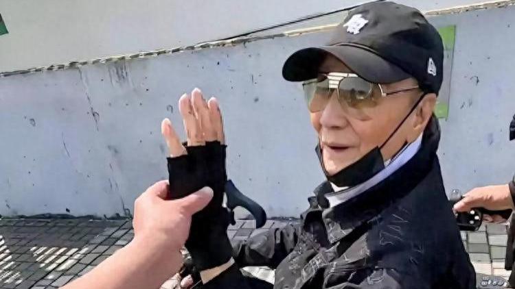 89岁谢贤生活近况曝光！四名护工24小时不离身 王菲谢霆锋常来探访