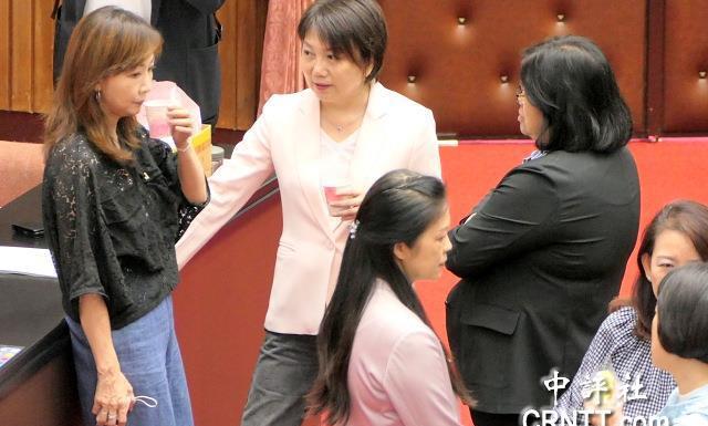 丈夫陷入赚红钱风暴，郭昱晴低调出席“立法院”院会
　　桃园市议员詹江村日前爆料，