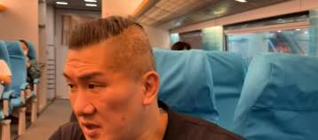 馆长上海开直播  在线7万人

今天晚上抵达上海的馆长，稍早前开直播，目前在