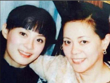 2007年，已经成名的孙俪在街上逛街，偶然遇见了一个摆摊的男子，她愣住了，这个男