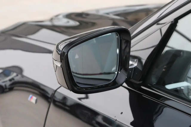 25款330li并线辅助
为什么新款330的并线辅助是选配，后视镜却把指示灯弄成