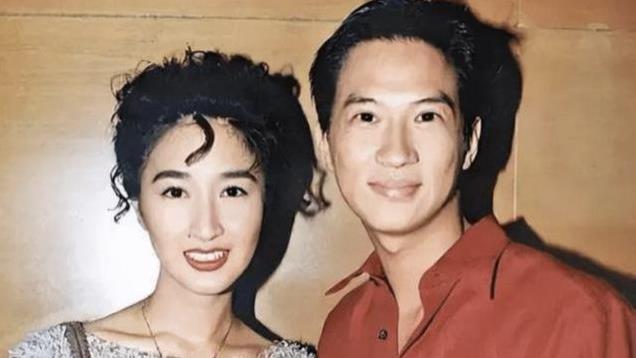 张家辉关咏荷现身同框，岁月无痕仍恩爱如初，模范夫妻感动众人