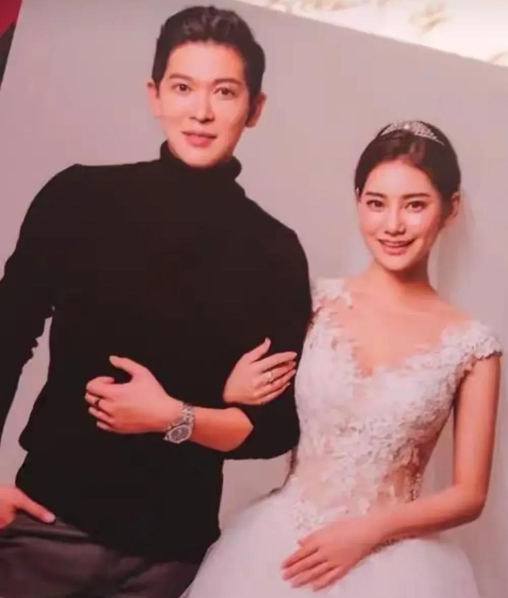 马筱梅前夫再婚现场被拍到笑容满面，当年他俩结婚时也是这副甜蜜模样。感情这事儿吧，