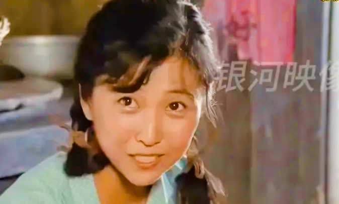 认识这位演员吗？她是朱时茂媳妇，《咱们的牛百岁》里演的菊花(王馥荔)的女儿，那时