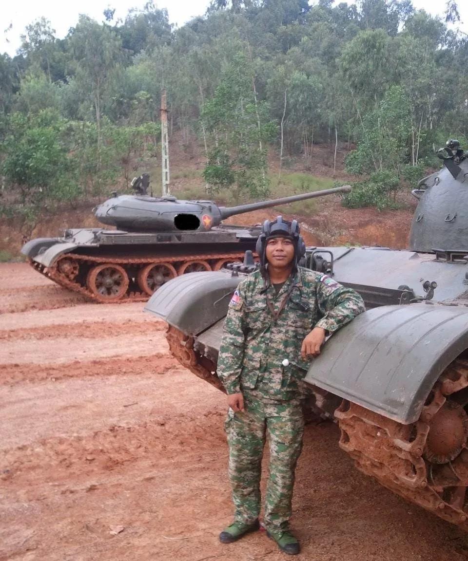 一名柬埔寨坦克兵在越南受训时，与越军的T-54-1 1947型坦克合影留念。
