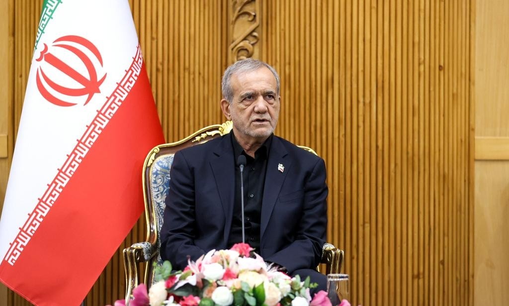 伊朗30名议员说要弹劾总统佩泽希齐扬，罪名竟是"密谋政变投靠美国"。



这个