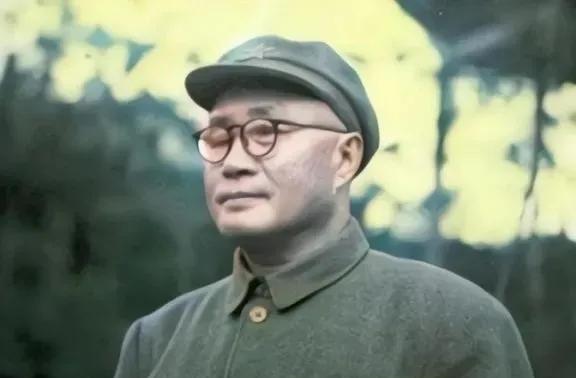 见到就不能错过，今天上传两张刘伯承元帅的生活照片，以示缅怀战功显赫的共和国功臣。