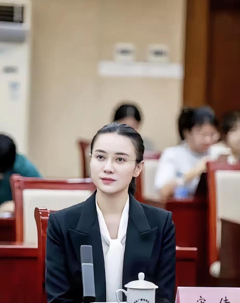 #秋日生活打卡季#宋佳每一次公开露面时都气质不凡，透出端庄，大气，秀气，大度，又