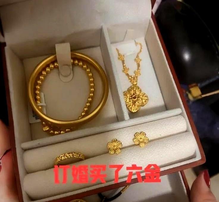 婚姻里谈钱伤感情？
某个婚礼筹备群里炸开了锅，准新郎母亲甩出聊天记录：女方家长坚