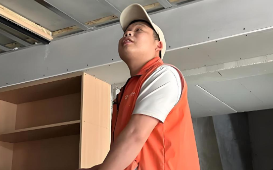 男子买86万二手房装修，发现卧室面积少6平米，砸开墙后顿时傻眼了