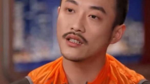 穿橙色 =“法制咖”？张兴朝橙马甲配寸头被嘲 “纯狱风”，这颜色自带 “魔咒”？