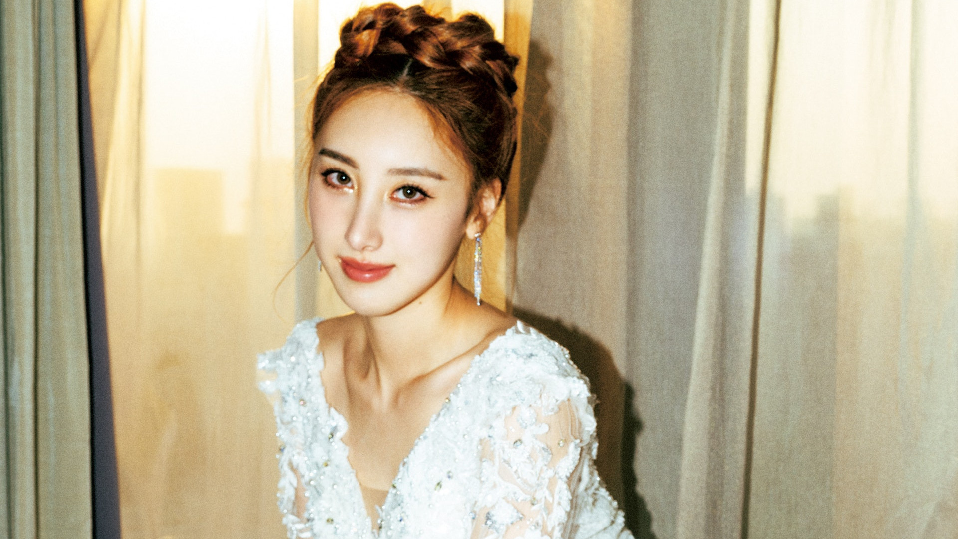 英皇小花许靖韵事业强劲，曾历人生低谷被男友刮花吉他妈妈催冻卵