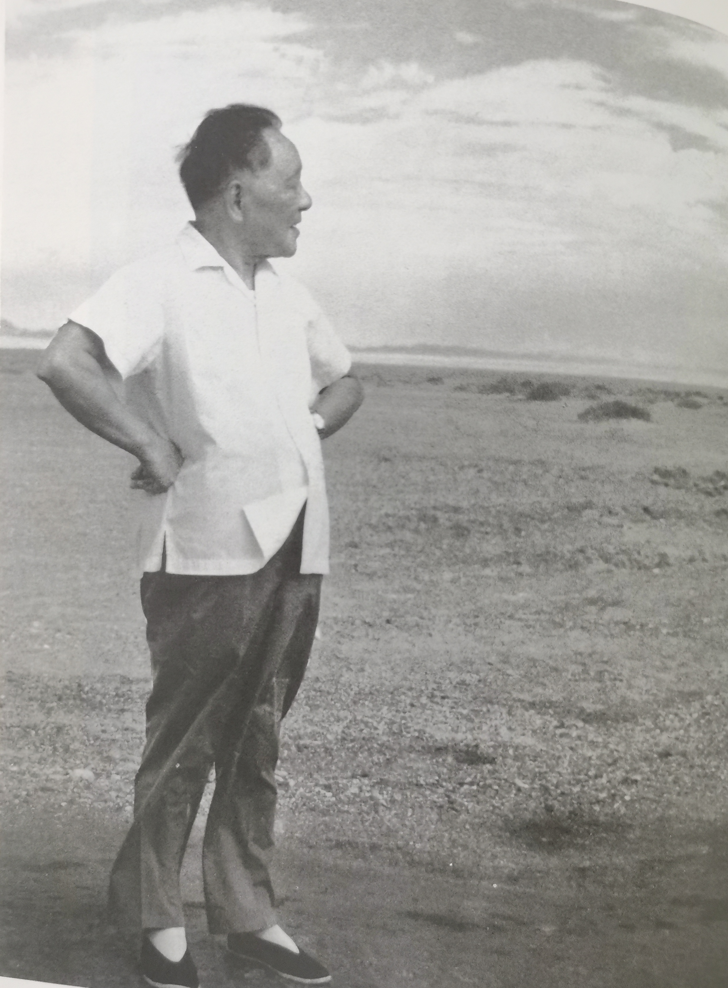 1981年，邓小平眺望西部辽阔的土地。身为大国领导人，邓公一生节俭，穿着朴素的布