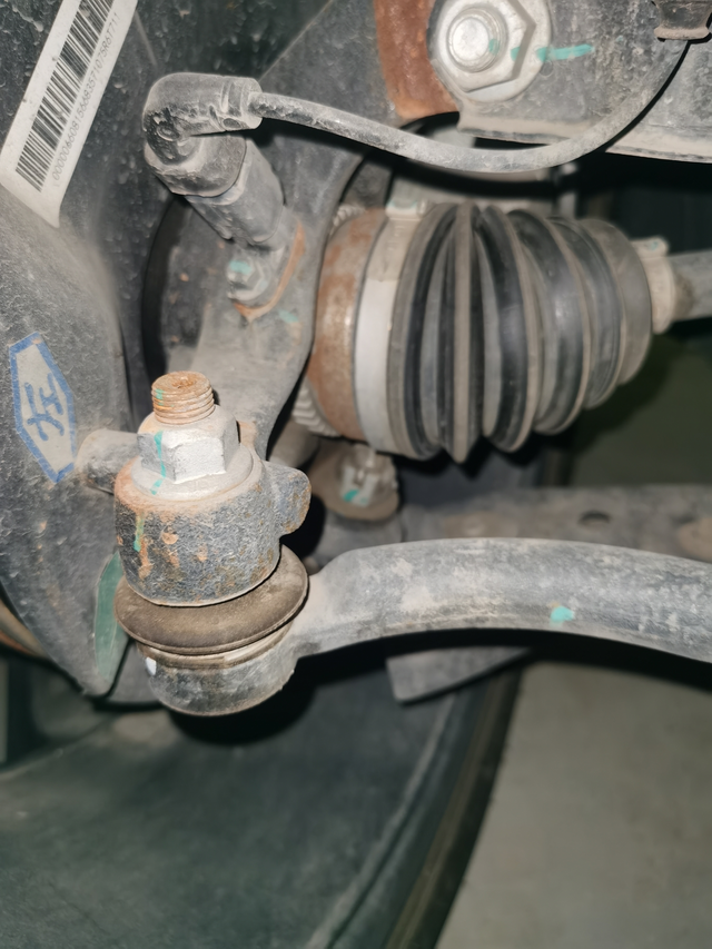 2025帝豪
刚满三个月
看胎压得时候发现 两个前轮 这些地方生锈
两边都一样