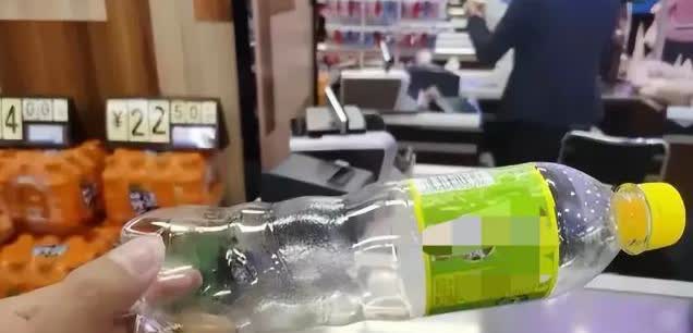 四川，一女子逛超市，实在口渴的受不了，连喝了2瓶饮料，岂料，当女子结账时，收银员