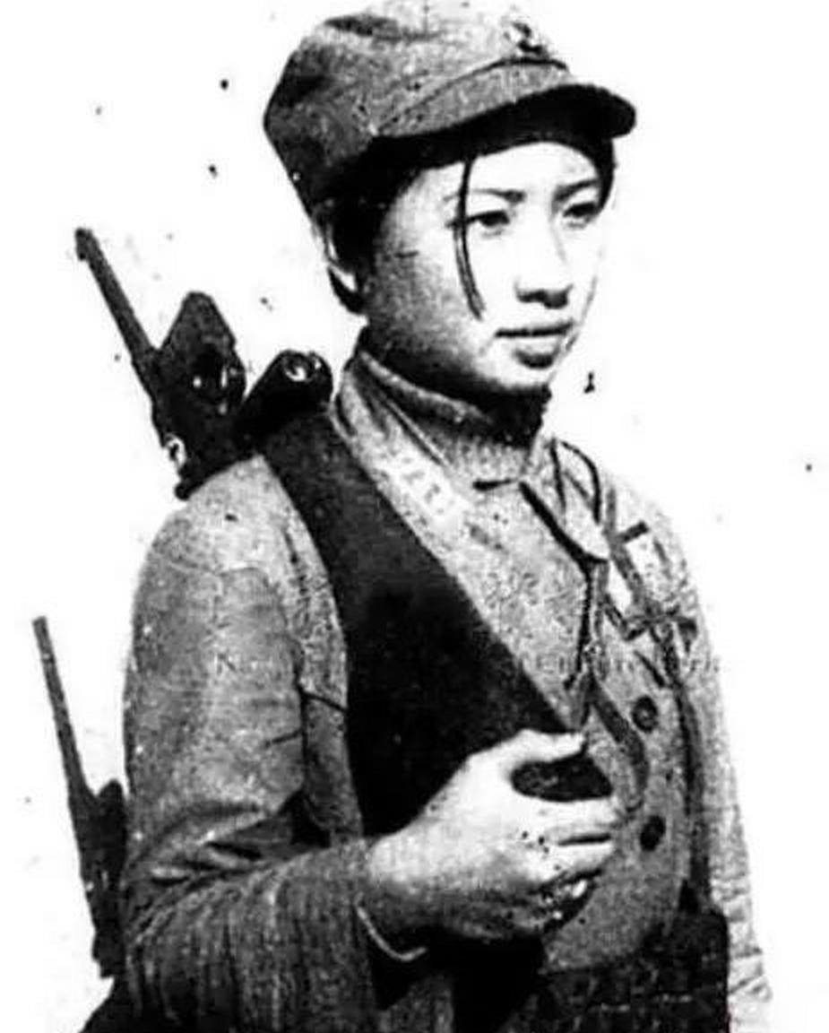 1941年，浏阳河附近，7名贼兮兮的日军将一位漂亮的中国女兵包围起来，心怀不轨的