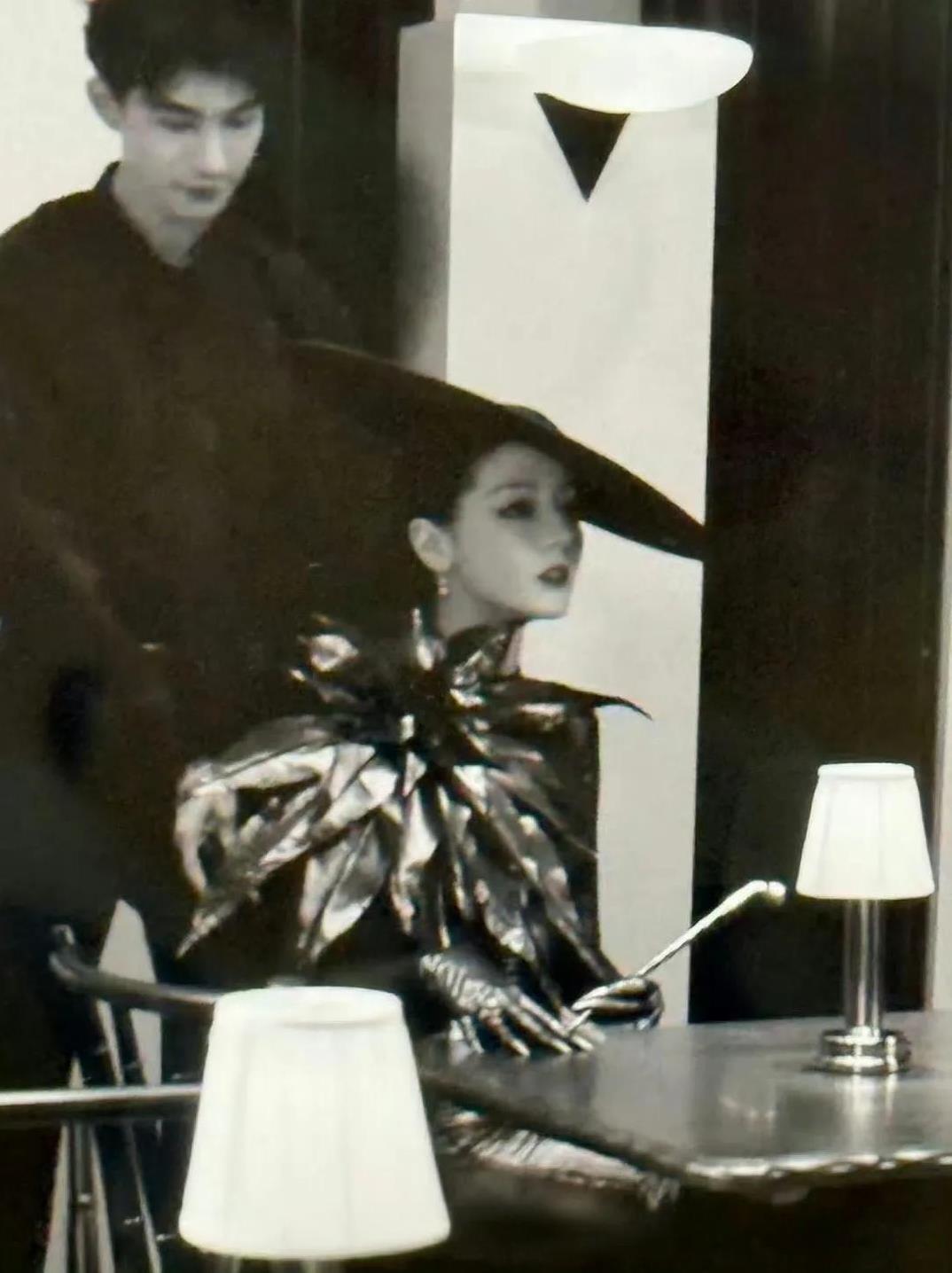 我觉得热巴很适合去欧美发展，国际应该会喜欢她这种大方高级的中西方融合样貌[赞]