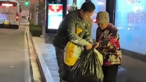 八旬母亲扛七八十斤母爱进城，公交破防让众多网友泪目