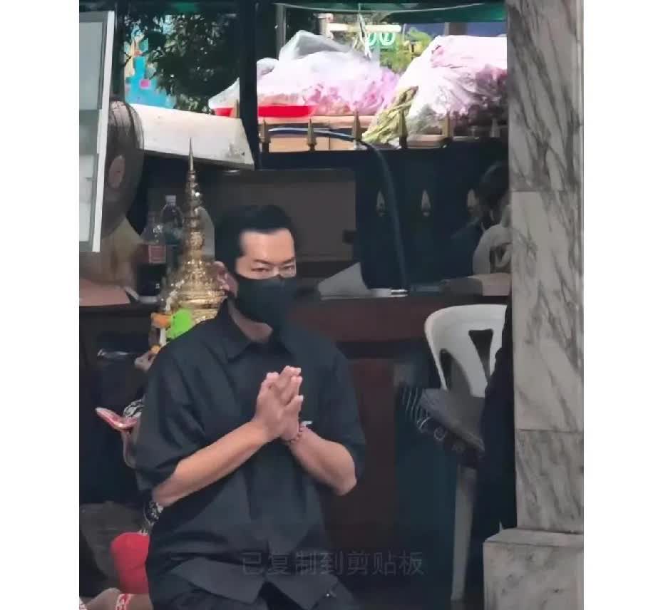 影帝古天乐现身曼谷街头，在爱侣湾酒店前朝拜四面神。要知道泰国有些地方邪门的很，去