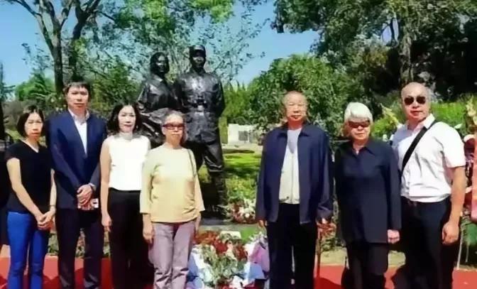 2020年，粟裕与夫人楚青的铜像揭幕仪式在上海福寿园举行，家人们在一起，合影留念