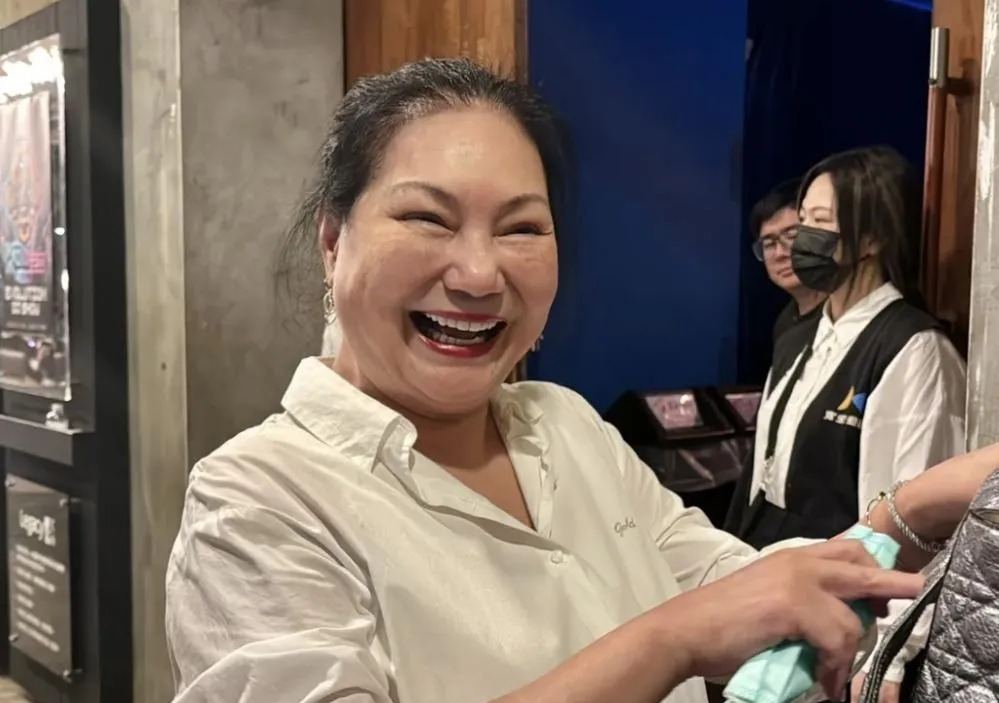 S妈贾永婕隔空喊话











大S妈妈被狗仔葛思齐喊话对峙，吓得S妈