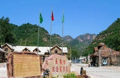 中伏去河北武安长寿村游玩超合适！它在邯郸武安活水乡，空气和水都很棒。
这里森林覆