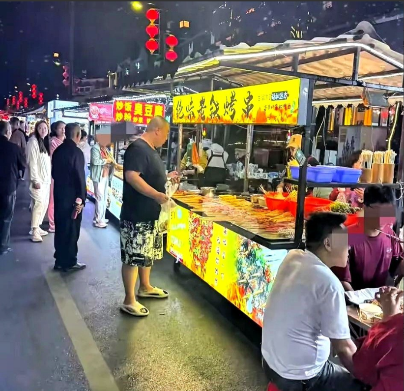 眼睛一睁湖南文旅天塌了！

4月29日，一名女子与家人到湖南张家界旅游时，在夜市