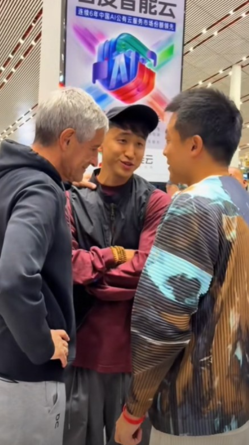 据博主“埃莱夫塞”的社媒，国安球员张源今日前往机场为塞蒂恩送行。
国安日前宣布球