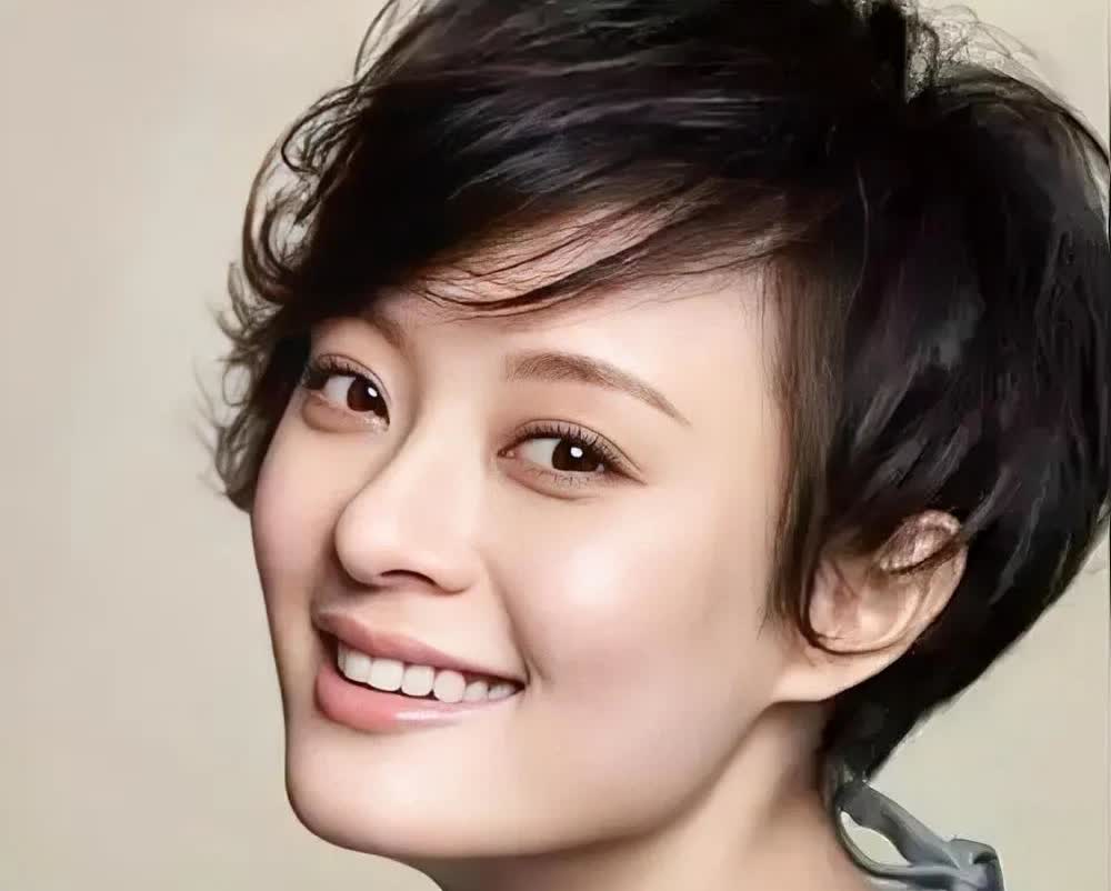 孙俪说，别看邓超长得高大帅气，说话诙谐幽默，演技不赖，情商也高，可在现实生活里智