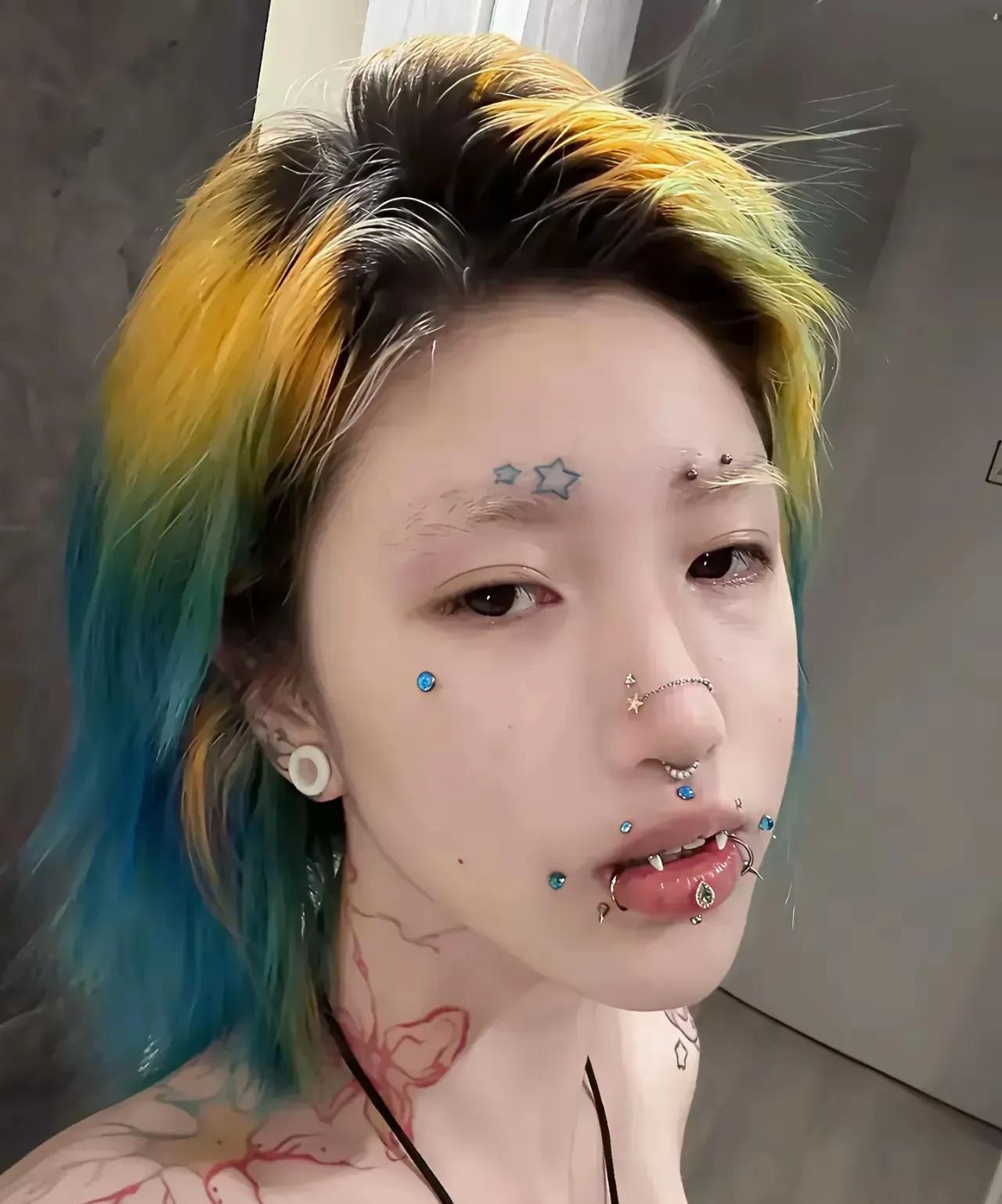 冒昧的问一下姑娘，嘴上打这么多耳洞，吃饭疼吗？