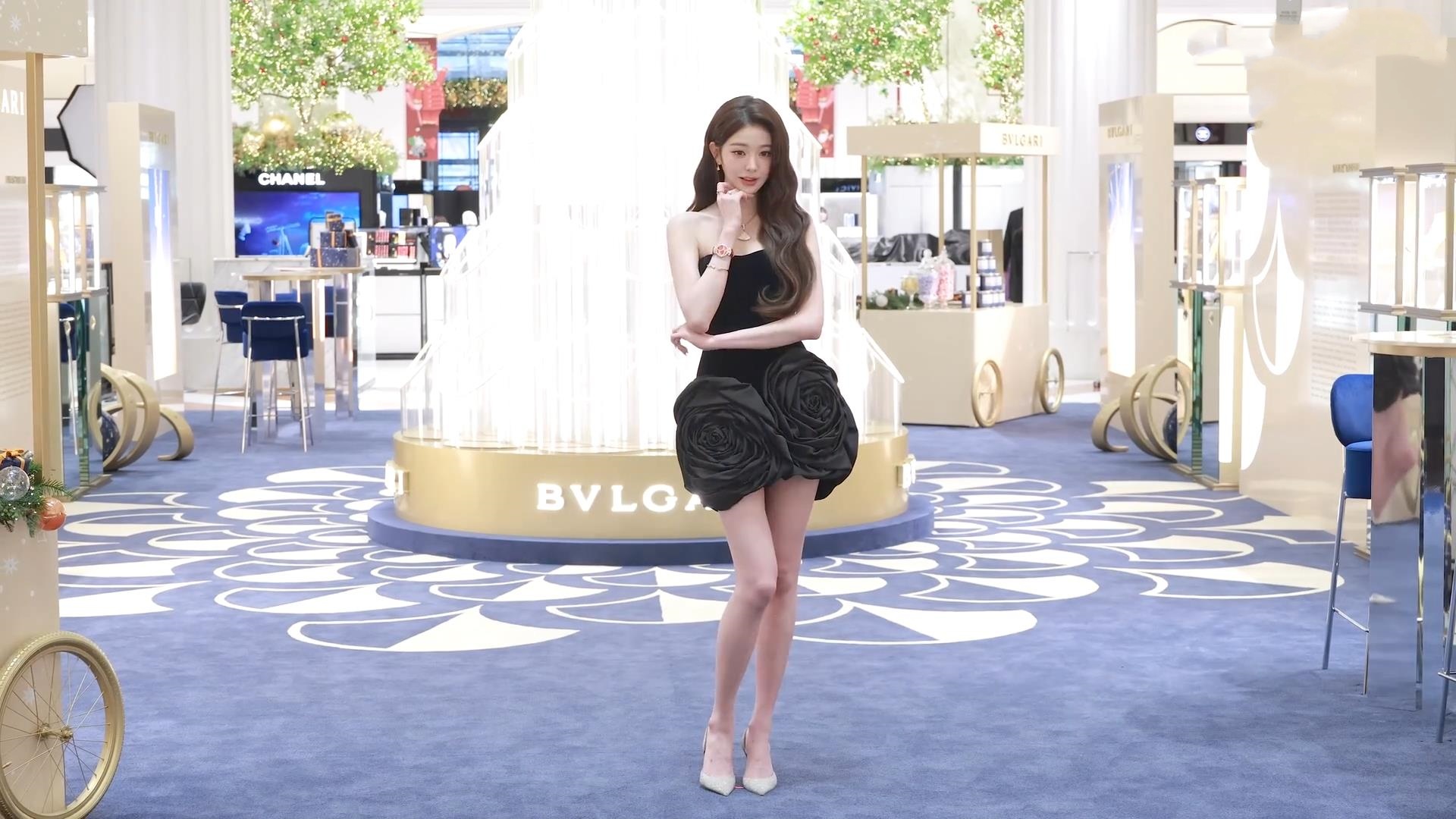 张元英不愧为韩国五代女团颜值天花板，一双大长腿，十分抢眼！
张元英出席某活动，身