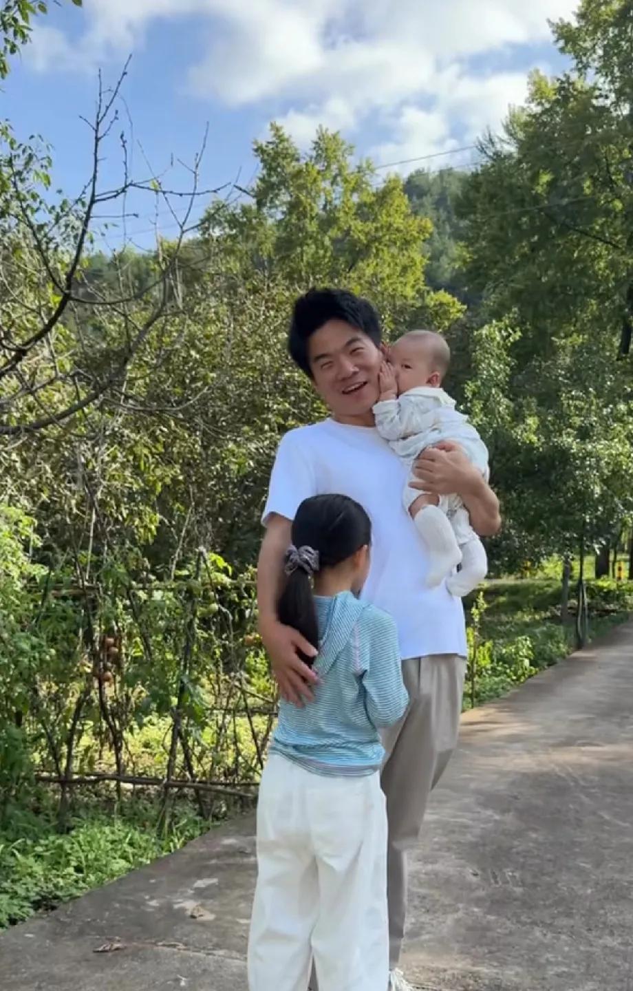 董宇辉回陕西老家“晒娃”！
网友一句话让董宇辉“汗颜”！
董宇辉今天“水”了一个