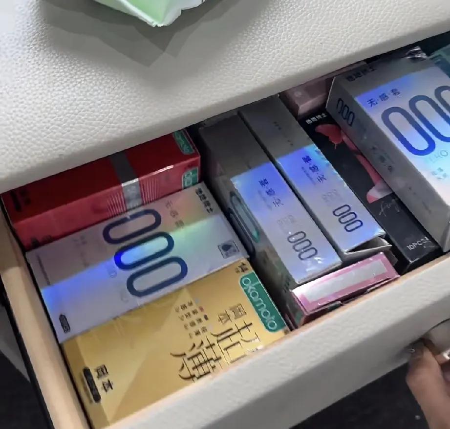 00后新婚夫妻的床头柜，都是老公在网上屯。
新婚期间觉得每一天都是幸福甜蜜，
有