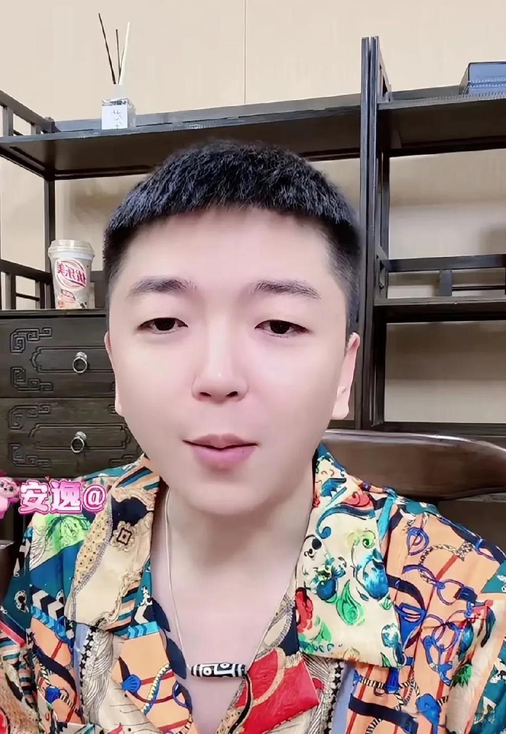 王某人通过仙洋初次去“红番区”！遍地卡簧，看对眼的小姑娘不花钱便可领走！
聊到红