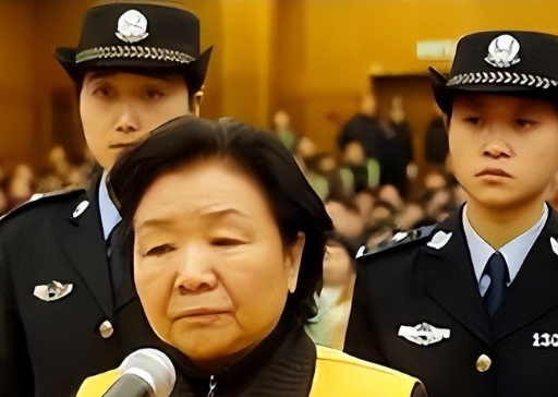 2008年，让30万个家庭失去希望，本被判为无期徒刑的三鹿集团董事长田文华，却因