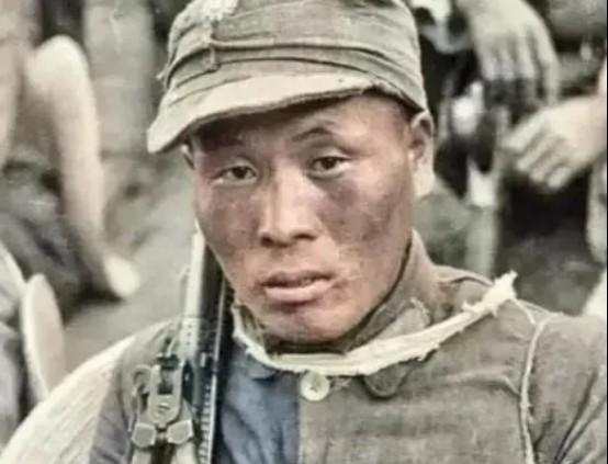 1945年，一名机枪手为了避开日军，决定绕道上山，没想到，他突然发现有上百名日军