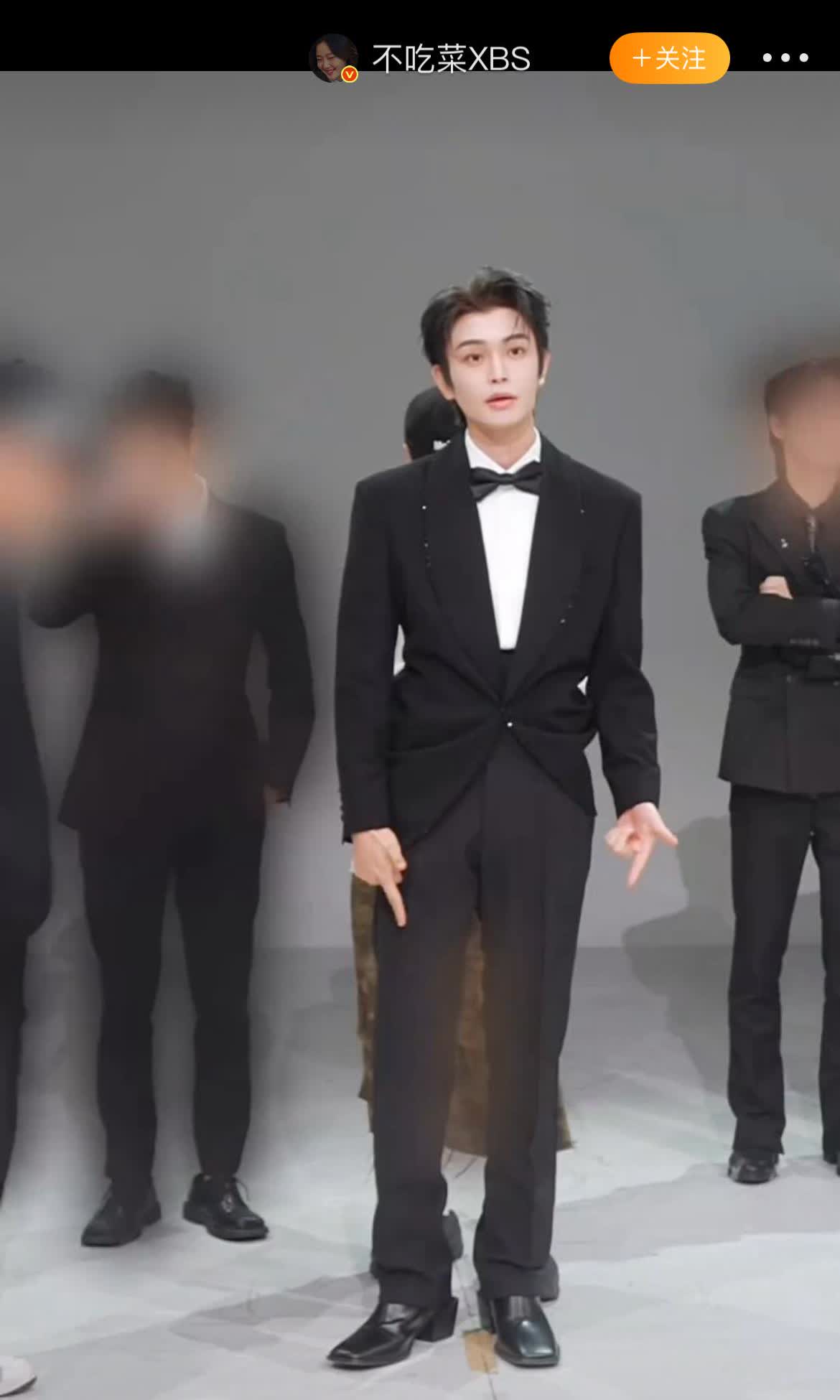 丁禹兮看到拉腿效果那反应简直笑到打鸣！平时看着老实巴交的人，突然豁出去搞拉腿特效