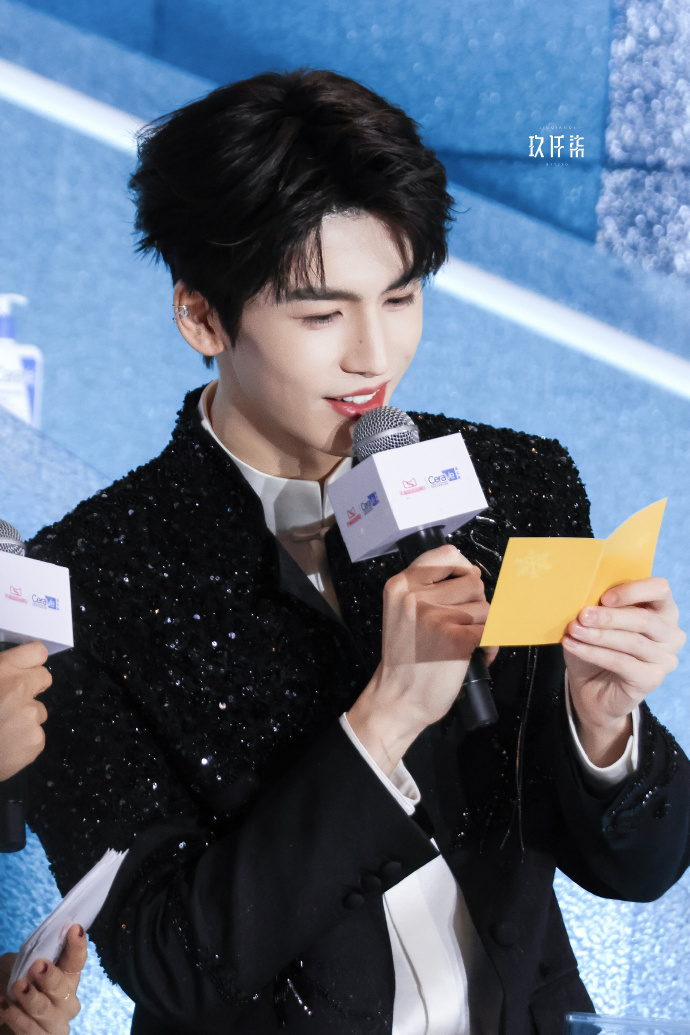 张凌赫今日活动路透图
豪门贵公子既视感