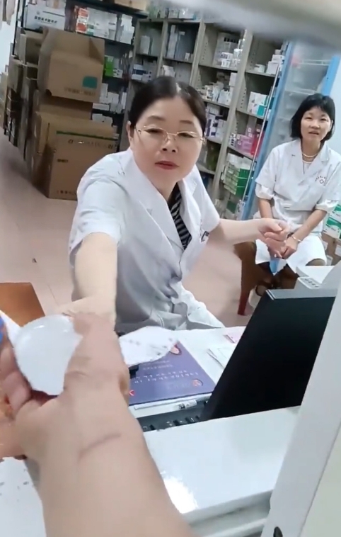 “谁遇到都会愤怒！”河南桐柏，医院药房工作人员将盐水错拿成糖水，病人家属前去更换