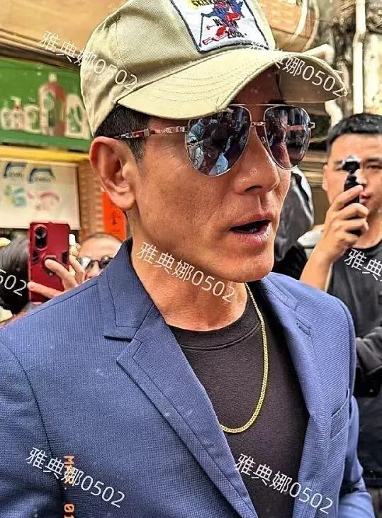 这就是郭天王真实的模样，是不是很吓人，和村里的农民大叔没有啥区别。
唯一有区别的