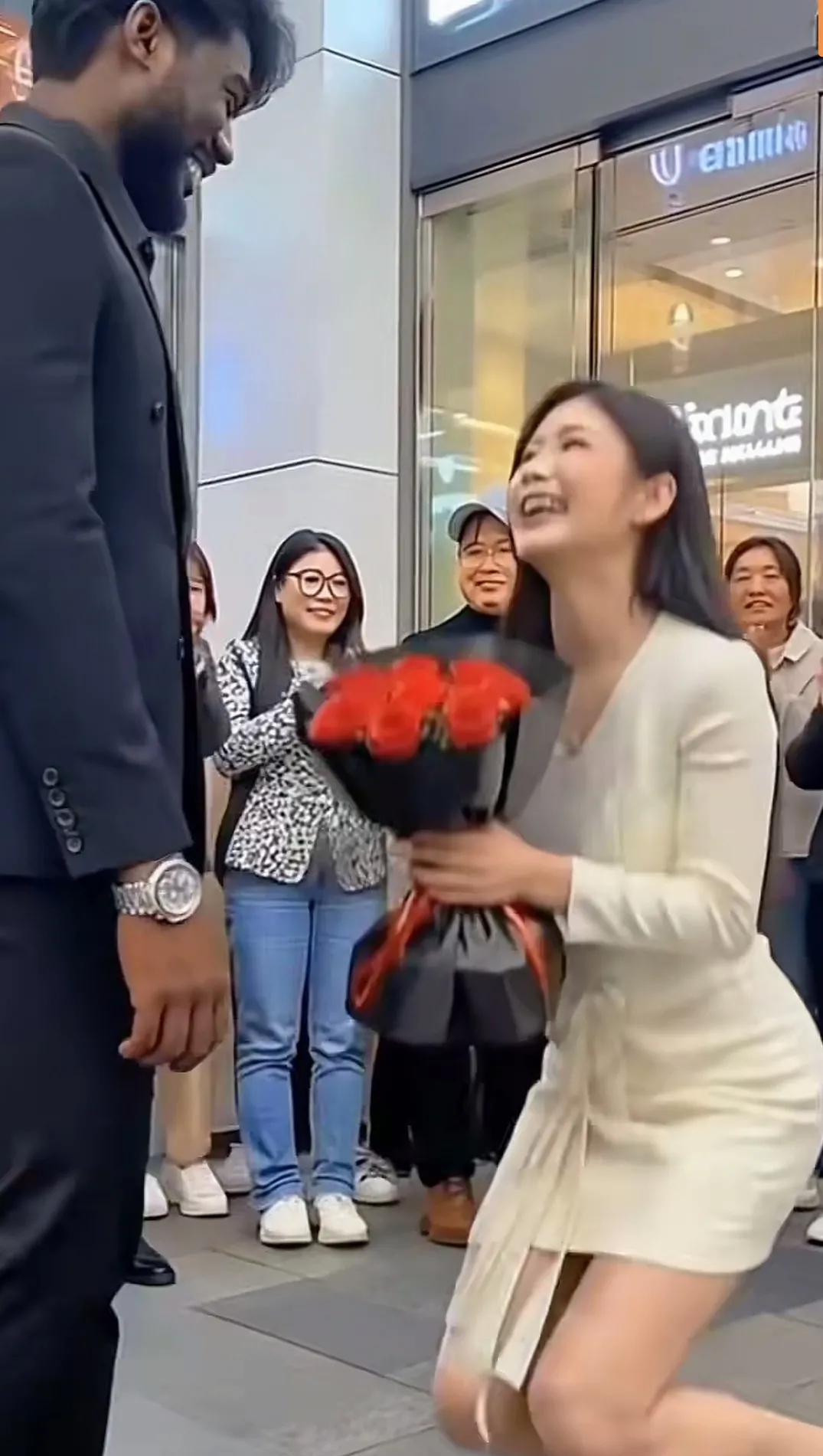 女子向外籍男友下跪求婚！
不知道这是摆拍还是真实发生的事情，如果是摆拍，传播这种