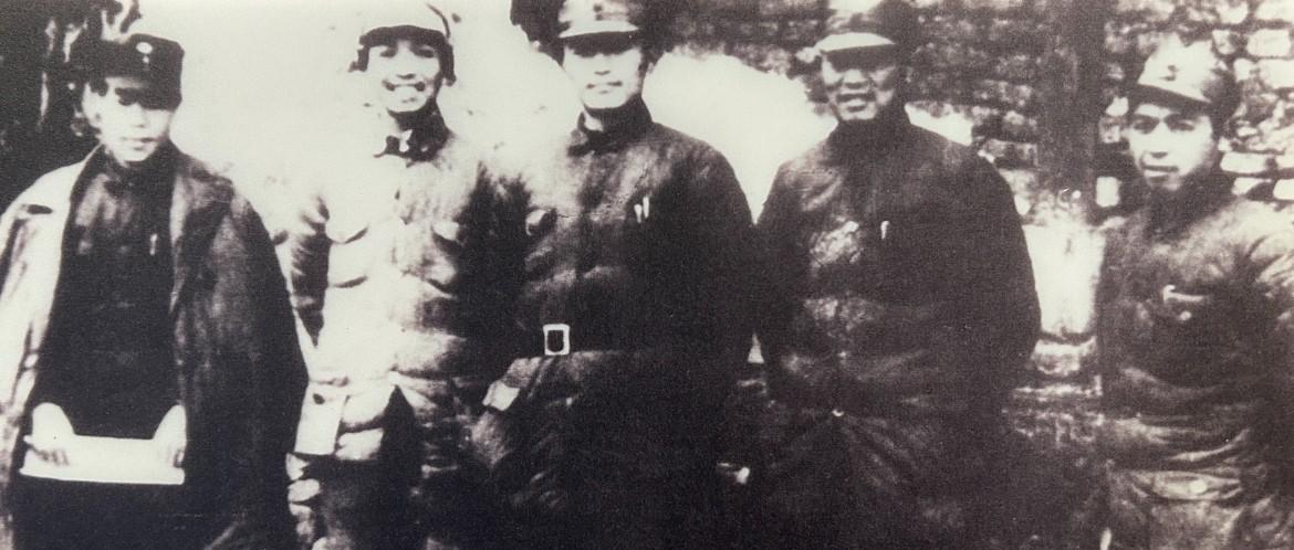 1940年1月，新四军豫鄂边区党委和纵队领导人李先念与陈少敏（左一）、郑绍文（左