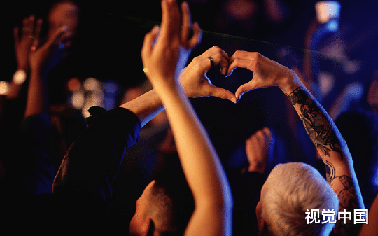直播被人为难，意外拨通京圈太子爷电话，对方居然扬言要娶我