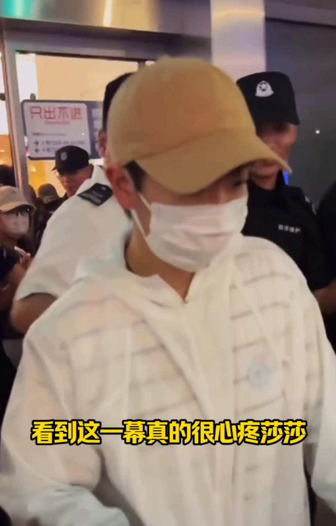 孙颖莎刚落地就被堵成肉夹馍
手机长焦怼脸，车门被拽，安保人墙差点被冲垮
厦门机场