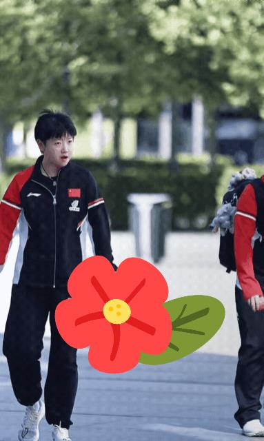 莎莎路遇
瑞典小帅哥
跑过来要求合影
的小手往后一背
拍照后莎莎低着头继续走
一