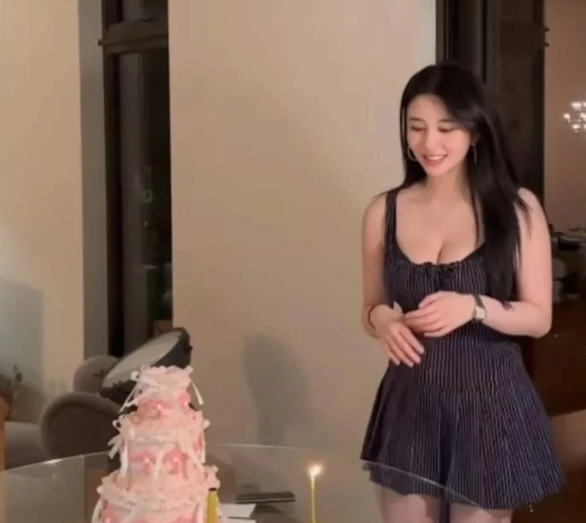 邱淑贞女儿24岁生日，穿紧身短裙秀曼妙身姿，皮肤白到发光美炸了。