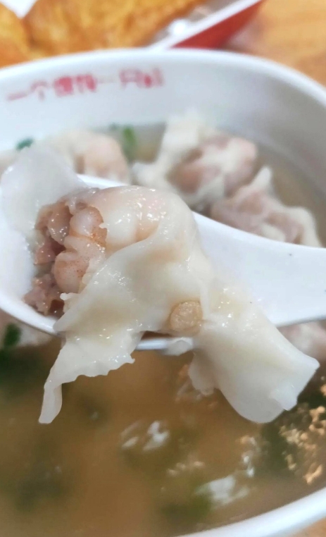 有好长时间没到南城香吃早点了，今天早上到南城香吃个早点，发现包子钱了，有两块钱成