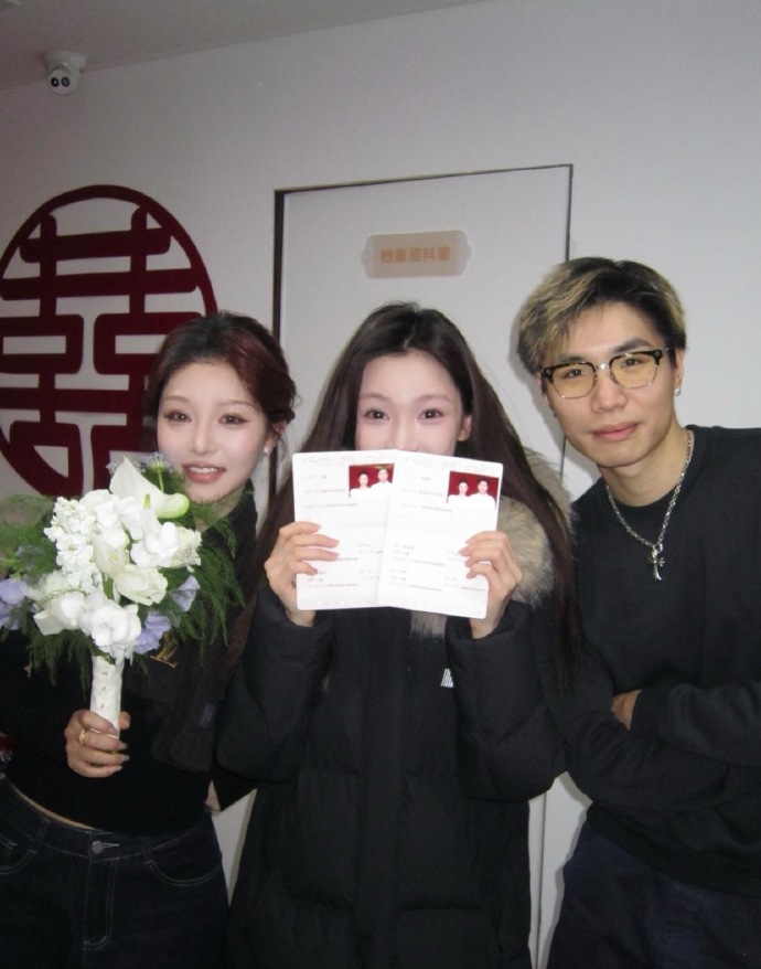 易梦玲见证好友领证，也许是一路见证了两人的幸福，她比当事人还要激动，感性地哭成泪